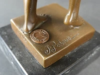 2 bronzen jongeheren op marmeren basement - afbeelding 5 van  5
