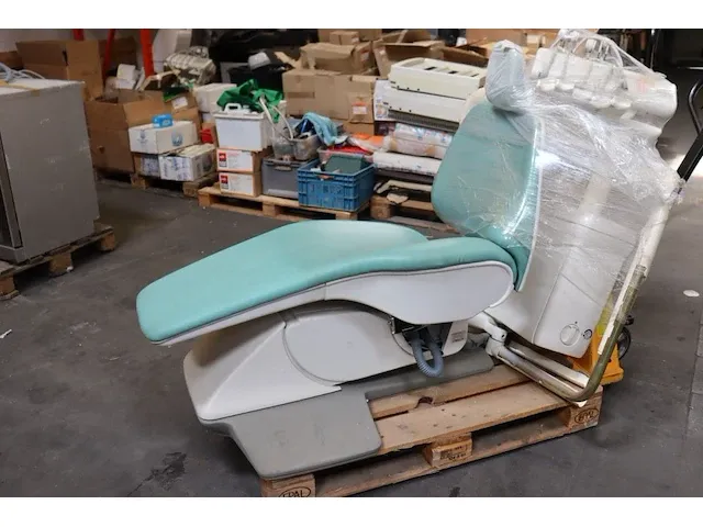 2 diverse tandartsstoelen - afbeelding 1 van  9