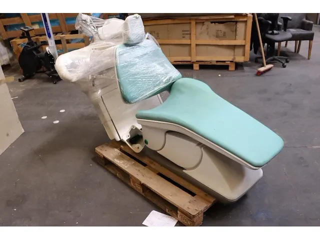 2 diverse tandartsstoelen - afbeelding 4 van  9