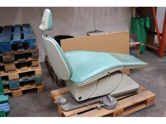 2 diverse tandartsstoelen - afbeelding 5 van  9