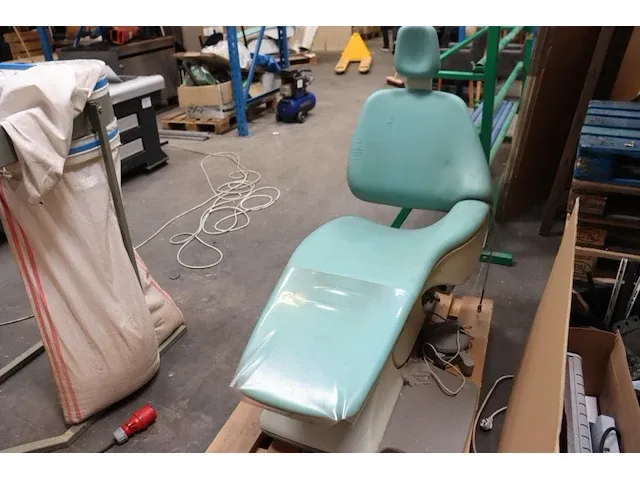 2 diverse tandartsstoelen - afbeelding 6 van  9