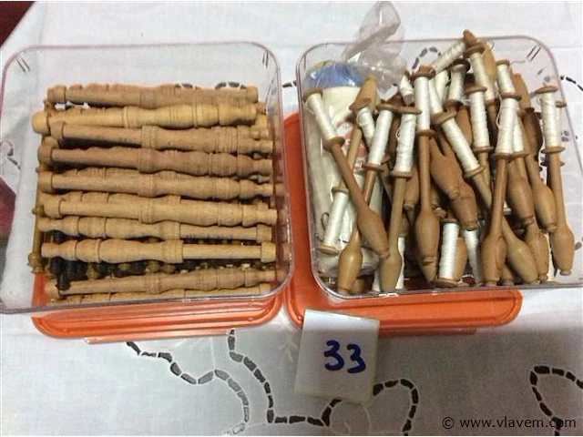 2 dozen diverse kantklossen - afbeelding 1 van  2