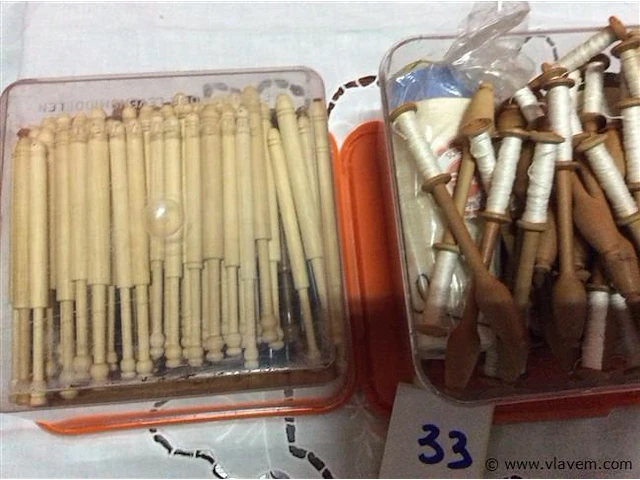 2 dozen diverse kantklossen - afbeelding 2 van  2