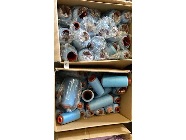 2 dozen met grote garen blauw circa 30 klossen - afbeelding 1 van  3