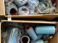 2 dozen met grote garen blauw circa 30 klossen - afbeelding 1 van  3