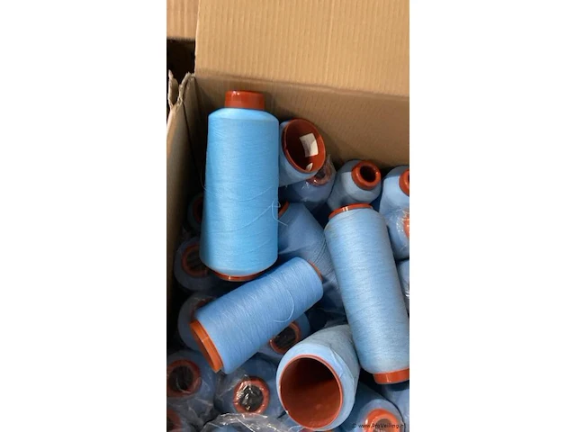 2 dozen met grote garen blauw circa 30 klossen - afbeelding 2 van  3