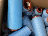 2 dozen met grote garen blauw circa 30 klossen - afbeelding 2 van  3