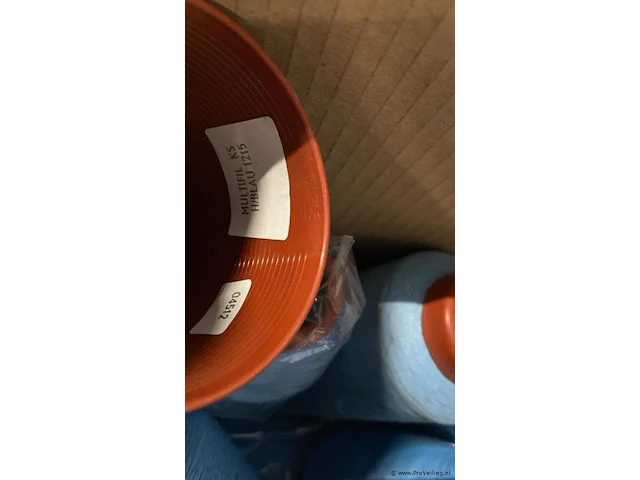 2 dozen met grote garen blauw circa 30 klossen - afbeelding 3 van  3