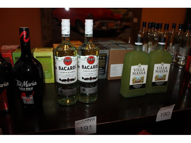 2 flessen bacardi rum - afbeelding 1 van  2