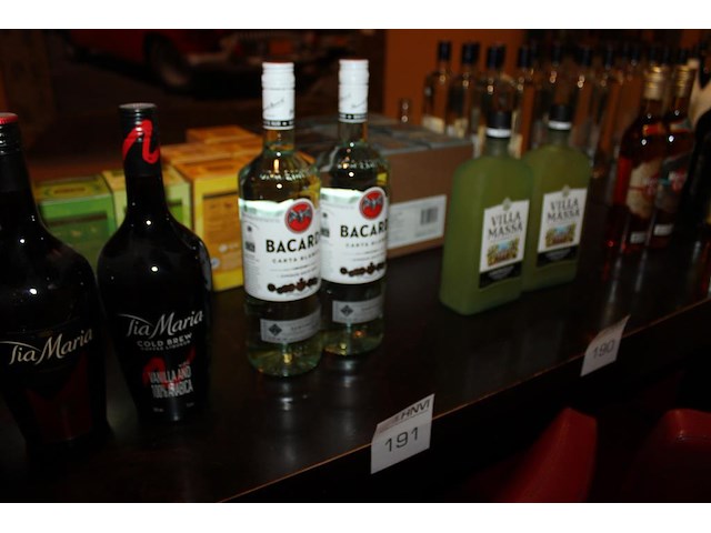 2 flessen bacardi rum - afbeelding 2 van  2