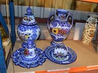 2 gebloemde aardewerk vazen met deksel, 2 gebloemde aardewerk borden , gebloemd aardewerk mandje portugal - afbeelding 1 van  8