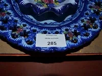 2 gebloemde aardewerk vazen met deksel, 2 gebloemde aardewerk borden , gebloemd aardewerk mandje portugal - afbeelding 2 van  8