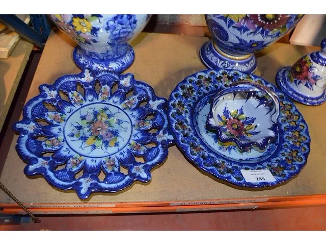 2 gebloemde aardewerk vazen met deksel, 2 gebloemde aardewerk borden , gebloemd aardewerk mandje portugal - afbeelding 3 van  8