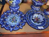 2 gebloemde aardewerk vazen met deksel, 2 gebloemde aardewerk borden , gebloemd aardewerk mandje portugal - afbeelding 3 van  8
