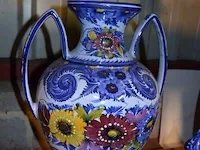 2 gebloemde aardewerk vazen met deksel, 2 gebloemde aardewerk borden , gebloemd aardewerk mandje portugal - afbeelding 5 van  8
