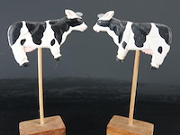 2 koeien op houten basement - afbeelding 2 van  5