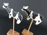 2 koeien op houten basement - afbeelding 4 van  5