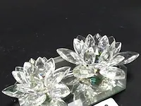 2 kristallen bloemen op spiegelschaal - afbeelding 1 van  5