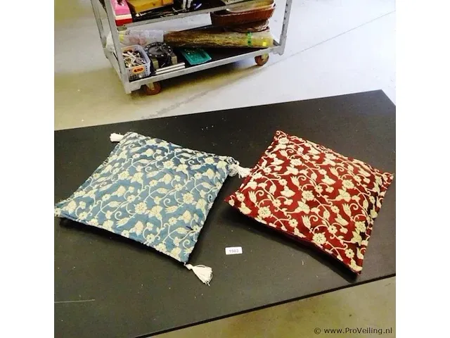 2 kussens (schoon) - afbeelding 1 van  5