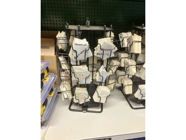 2 molentjes met kleine wenskaartjes vooro.a bloemen. diverse kaartjes zijn wat minder mooi - afbeelding 1 van  5