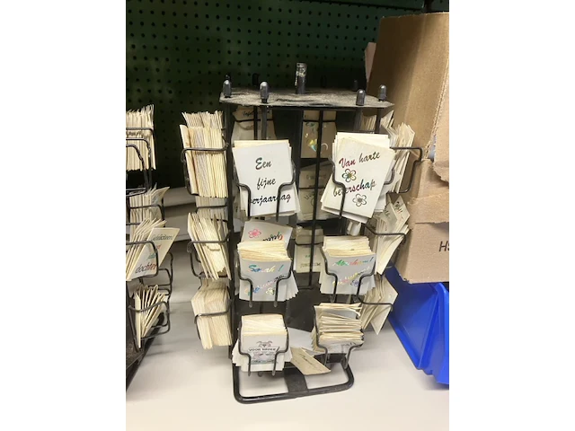 2 molentjes met kleine wenskaartjes vooro.a bloemen. diverse kaartjes zijn wat minder mooi - afbeelding 5 van  5