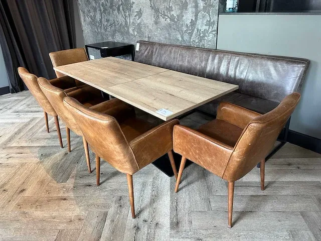 2 restauranttafels met 5 lederen fauteuils - afbeelding 1 van  7