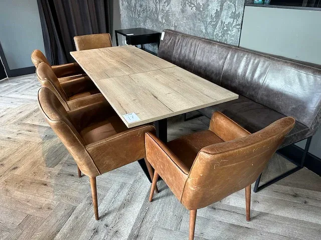 2 restauranttafels met 5 lederen fauteuils - afbeelding 2 van  7