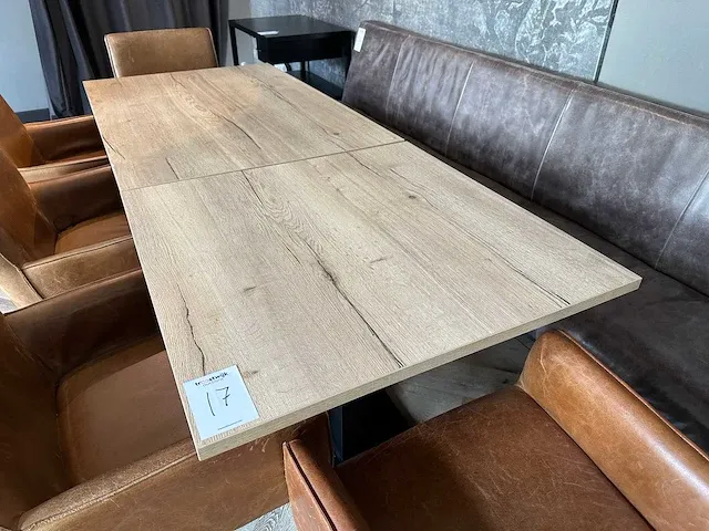 2 restauranttafels met 5 lederen fauteuils - afbeelding 3 van  7