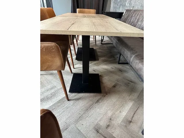 2 restauranttafels met 5 lederen fauteuils - afbeelding 4 van  7