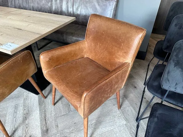2 restauranttafels met 5 lederen fauteuils - afbeelding 5 van  7