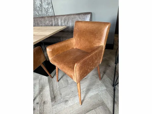 2 restauranttafels met 5 lederen fauteuils - afbeelding 6 van  7