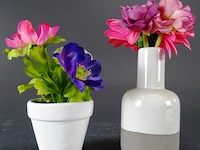 2 vazen met kunstbloemen - afbeelding 2 van  5