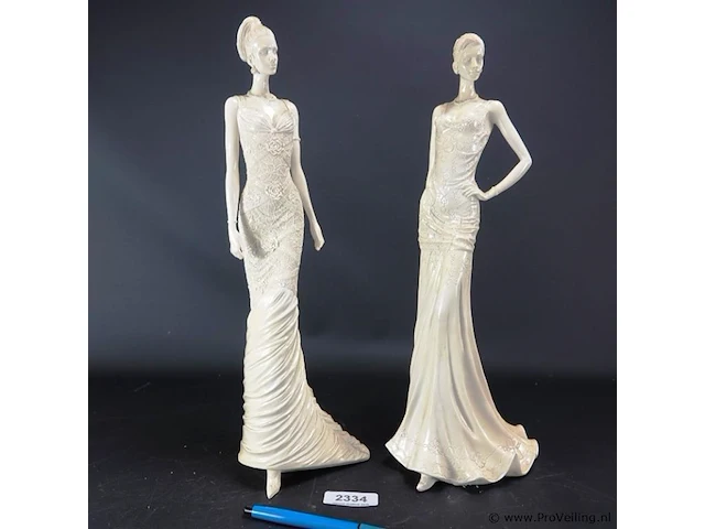 2 zeer sierlijk gevormde en geglazuurde classy ladies - afbeelding 1 van  5