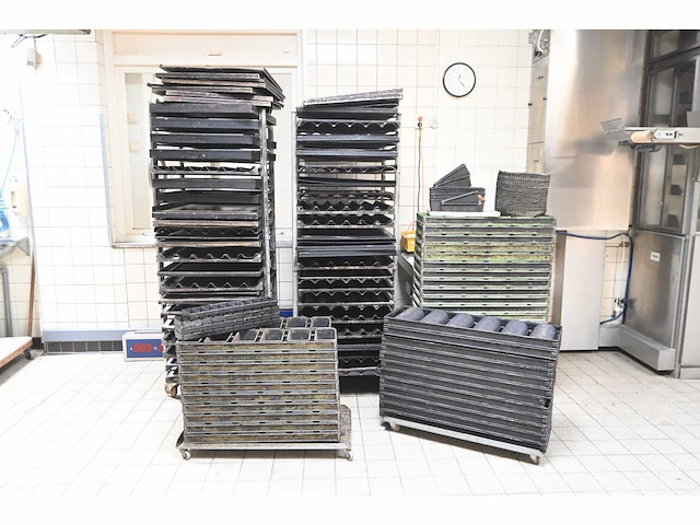 20-delige ovenwagen inclusief (geperforeerde) bakplaten en 52 x 6-delige bakkoppels - afbeelding 1 van  8