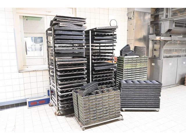 20-delige ovenwagen inclusief (geperforeerde) bakplaten en 52 x 6-delige bakkoppels - afbeelding 2 van  8