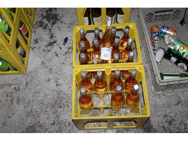 20 flessen rose la roche in twee kunststof kratten. - afbeelding 1 van  2