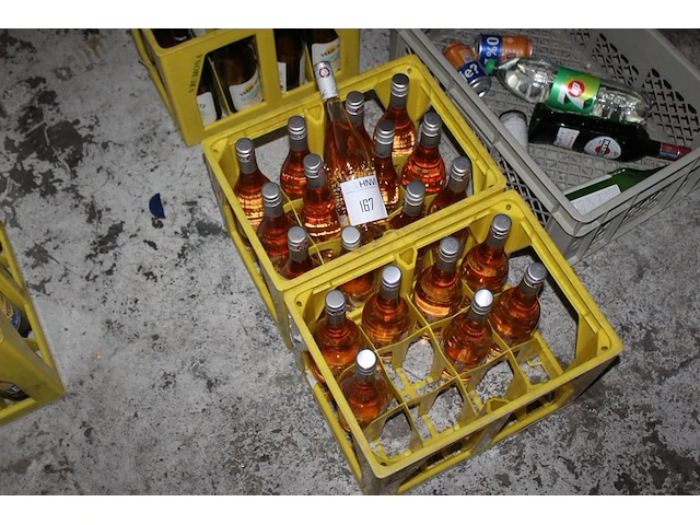 20 flessen rose la roche in twee kunststof kratten. - afbeelding 2 van  2