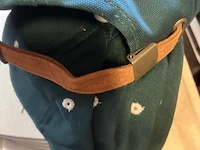 20 groene caps met leren riempje - afbeelding 3 van  5