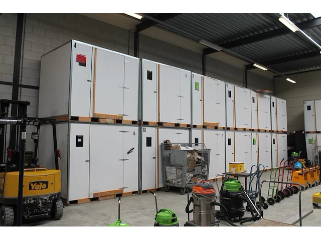 20 opslagboxen met lepelgaten en afmeting 250 x 210 x 222 cm. let op: ophalen in overleg. - afbeelding 1 van  4