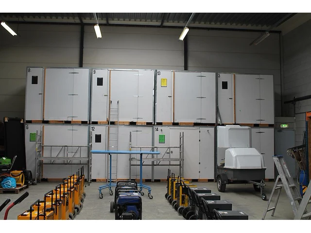20 opslagboxen met lepelgaten en afmeting 250 x 210 x 222 cm. let op: ophalen in overleg. - afbeelding 2 van  4