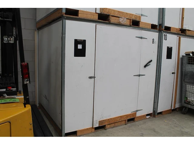 20 opslagboxen met lepelgaten en afmeting 250 x 210 x 222 cm. let op: ophalen in overleg. - afbeelding 3 van  4