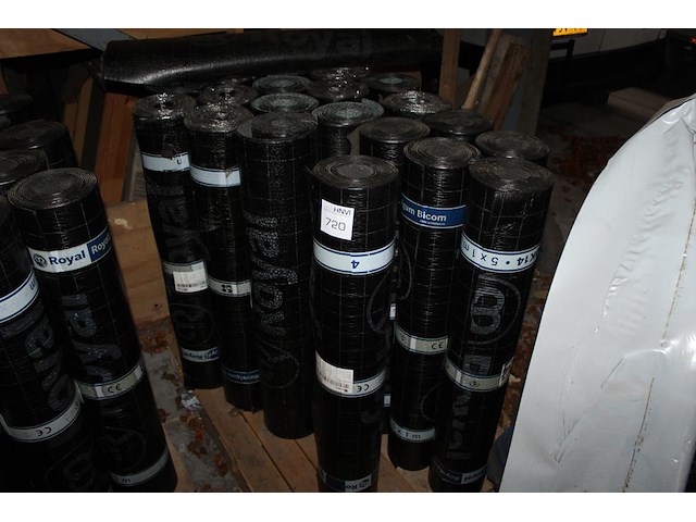 20 rollen bitumen afwerking royalflex 470k14 op pallet. diverse kleuren. 20x 5 meter. - afbeelding 1 van  2