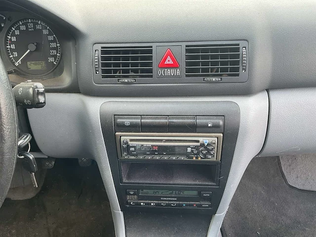 2000 - skoda - octavia combi - 1.6 slxi - personenauto - afbeelding 10 van  11