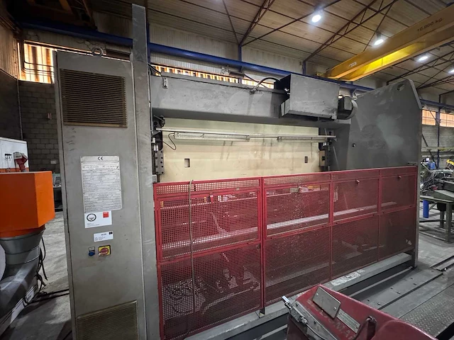 2000 beyeler pr8 kantbank 400 ton werkbreedte 4100mm incl. voorraad boven- ondermessen - afbeelding 2 van  16