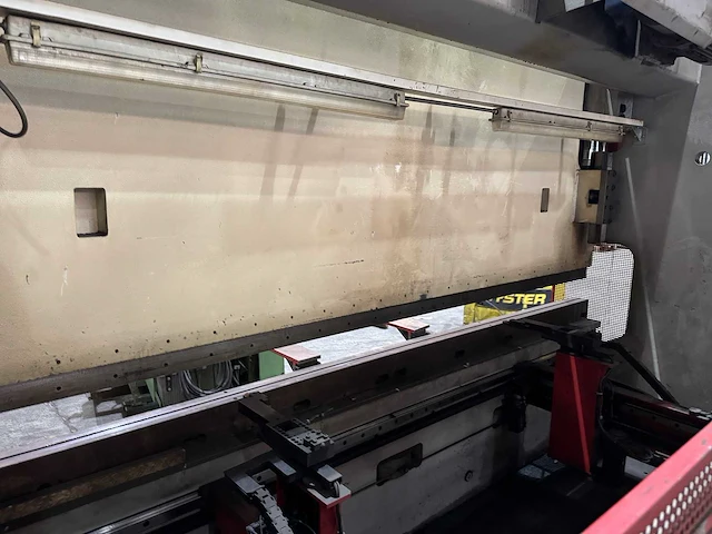 2000 beyeler pr8 kantbank 400 ton werkbreedte 4100mm incl. voorraad boven- ondermessen - afbeelding 4 van  16