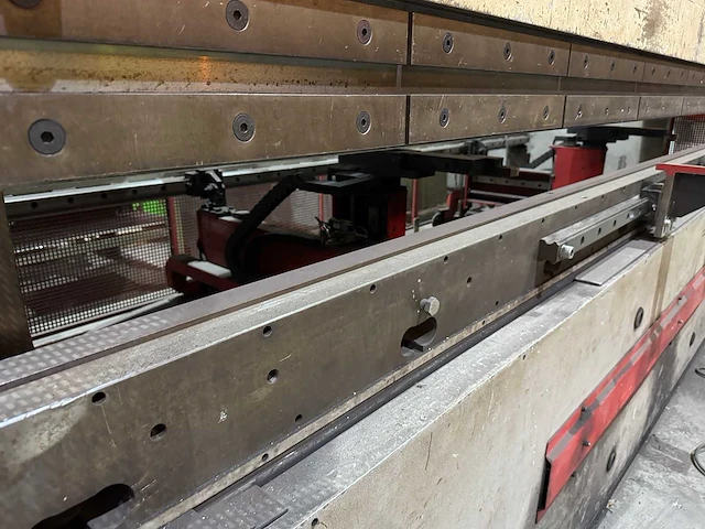 2000 beyeler pr8 kantbank 400 ton werkbreedte 4100mm incl. voorraad boven- ondermessen - afbeelding 8 van  16