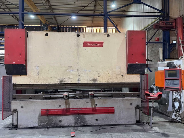 2000 beyeler pr8 kantbank 400 ton werkbreedte 4100mm incl. voorraad boven- ondermessen - afbeelding 1 van  16