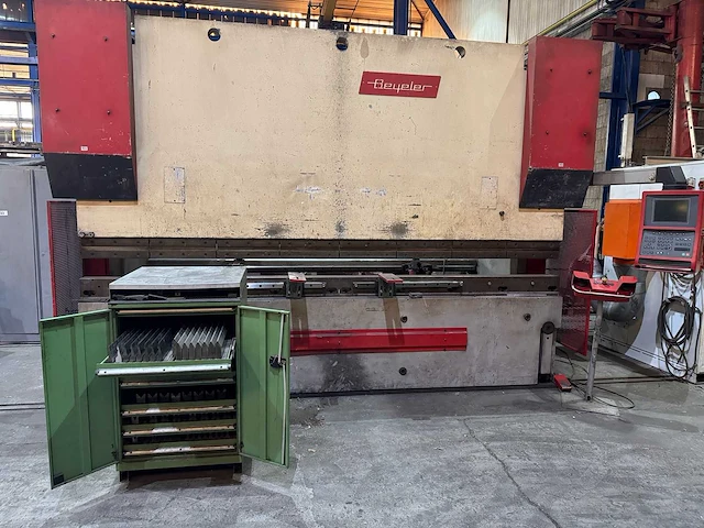 2000 beyeler pr8 kantbank 400 ton werkbreedte 4100mm incl. voorraad boven- ondermessen - afbeelding 9 van  16