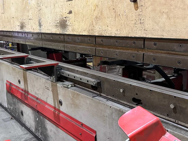 2000 beyeler pr8 kantbank 400 ton werkbreedte 4100mm incl. voorraad boven- ondermessen - afbeelding 10 van  16