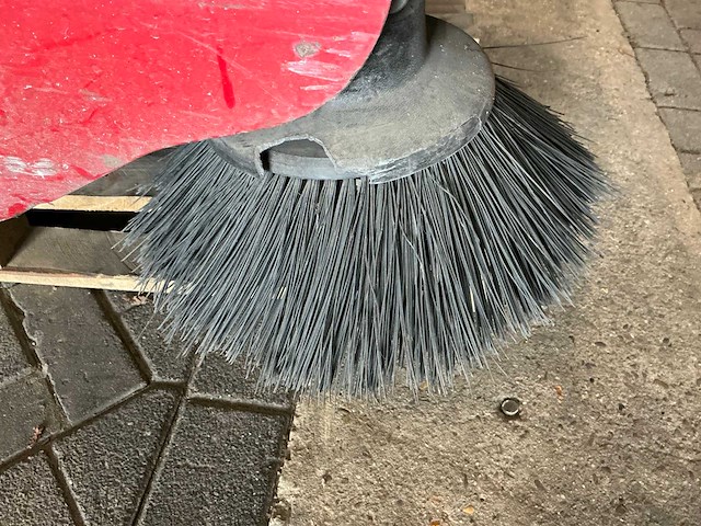 2000 eureka zelfrijdende veegmachine - afbeelding 11 van  22